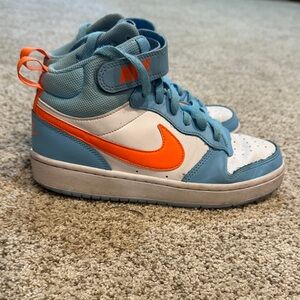 Nike Kids Mid-Top Sneakers in Light Blue, White & Bright Orange